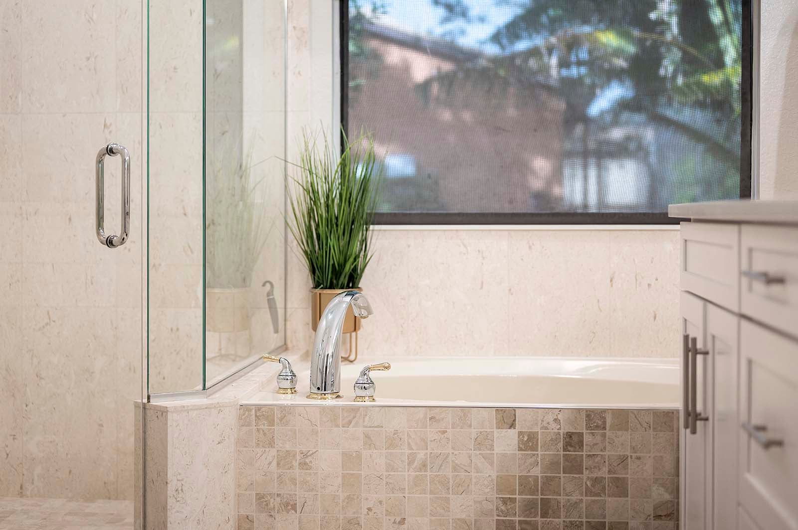 Beheizter Privatpool mit großzügiger Lanai und Grillbereich.