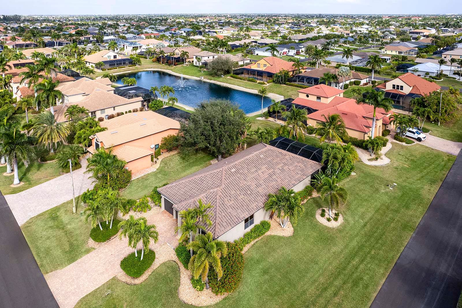 Beheizter Privatpool mit großzügiger Lanai und Grillbereich.