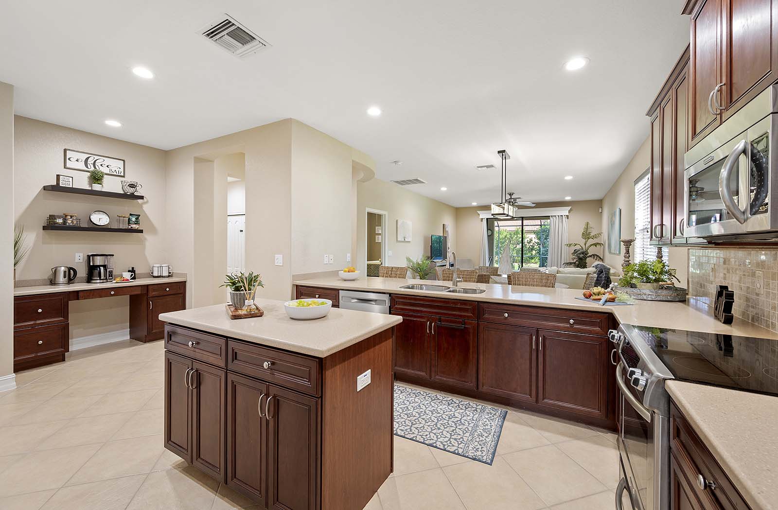 Beheizter Privatpool mit Lanai und Grillbereich.