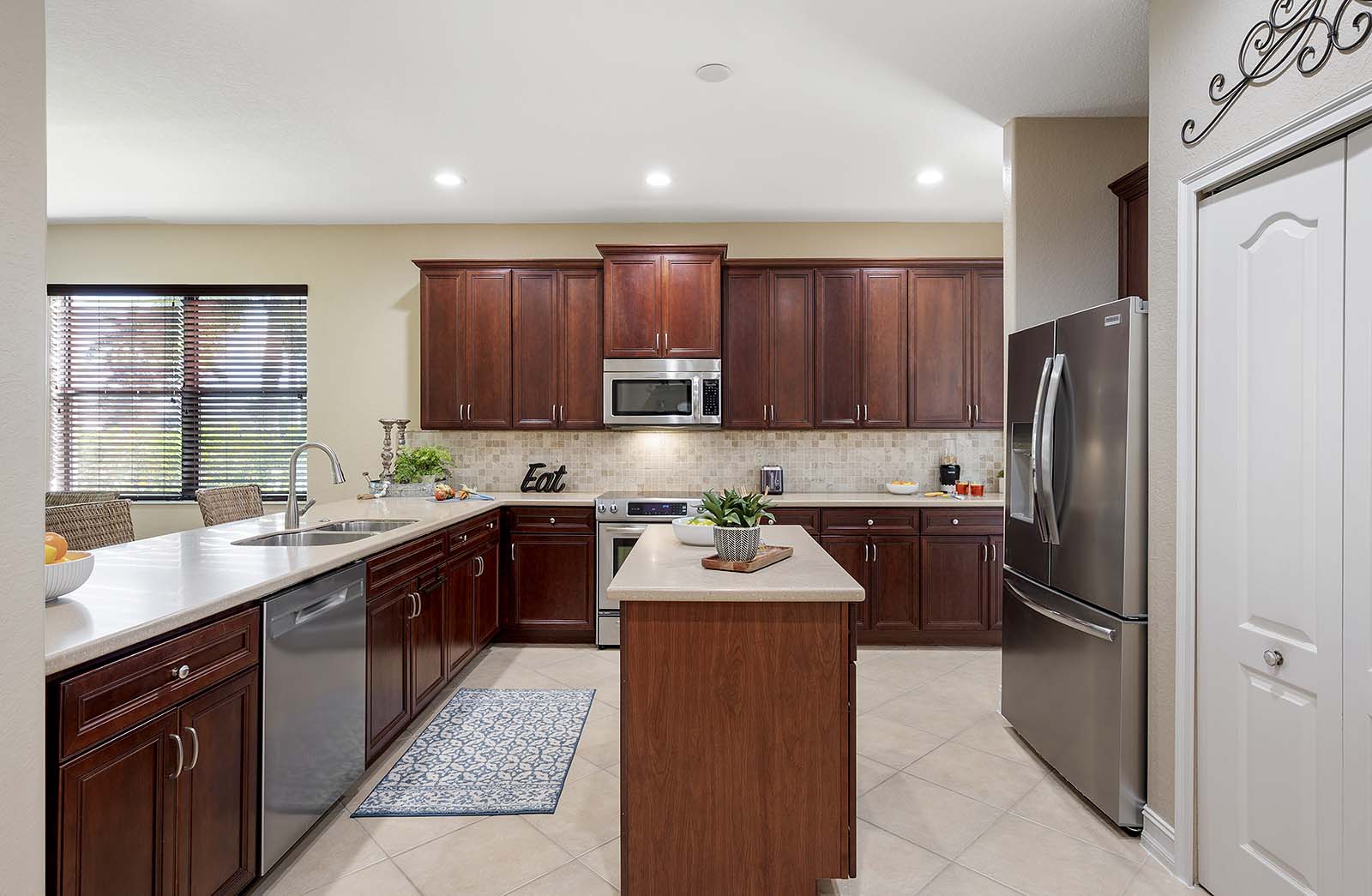 Beheizter Privatpool mit Lanai, Grill und Outdoor-Essbereich.