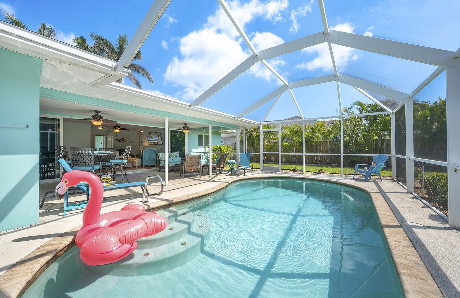 Beheizter Pool mit sonniger Terrasse und Außen-Essbereich mit Grill.