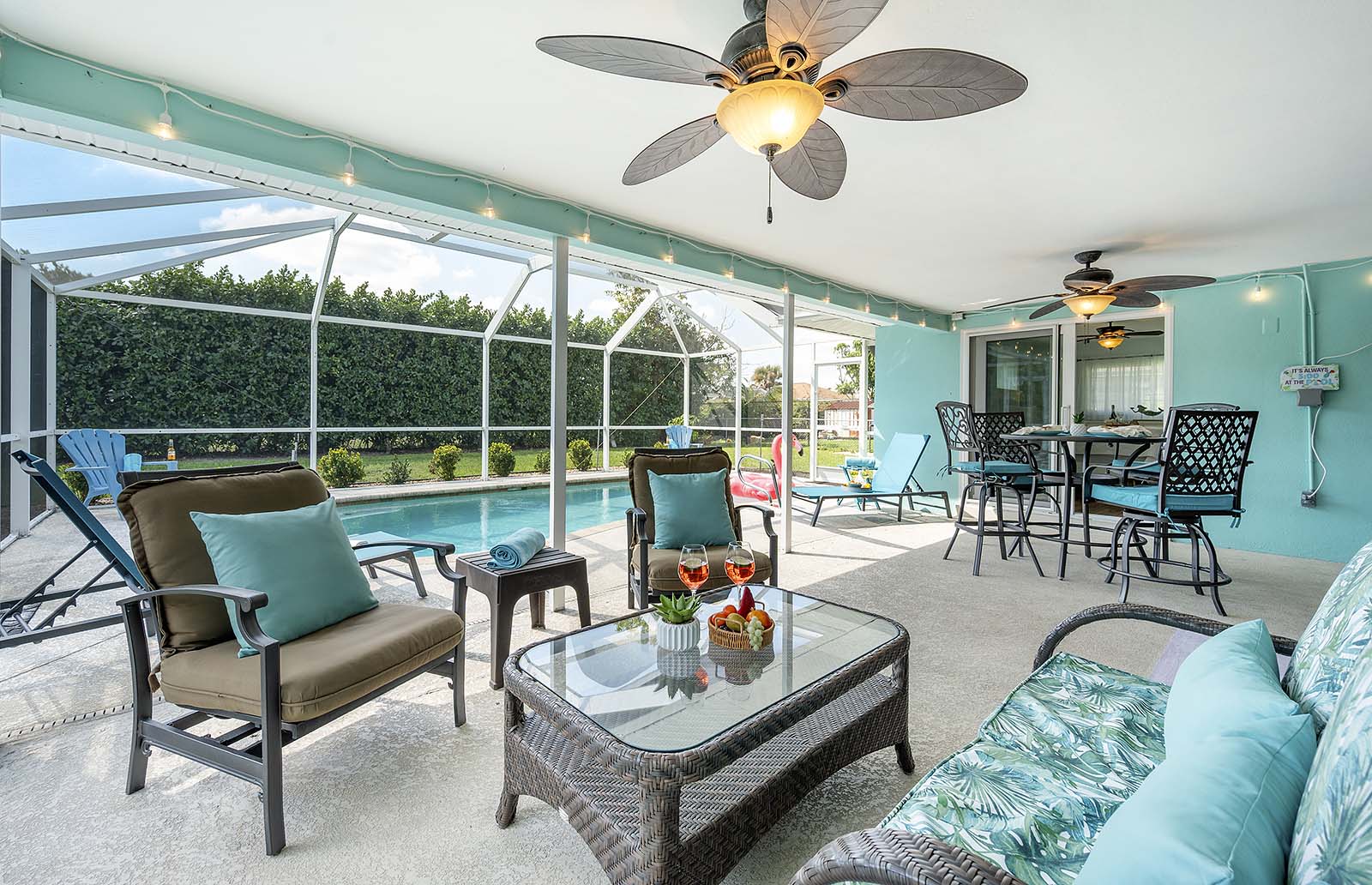 Beheizter Pool mit sonniger Terrasse und Außen-Essbereich mit Grill.