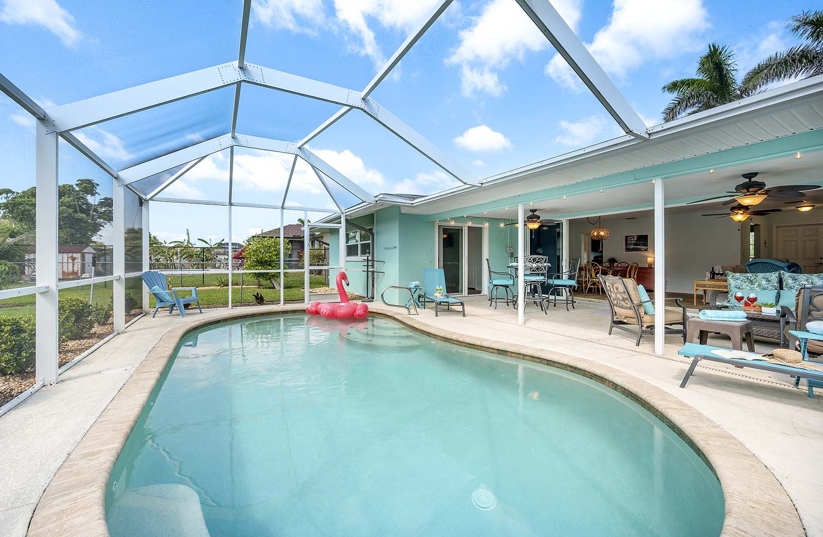 Beheizter Pool mit sonniger Terrasse und Außen-Essbereich mit Grill.