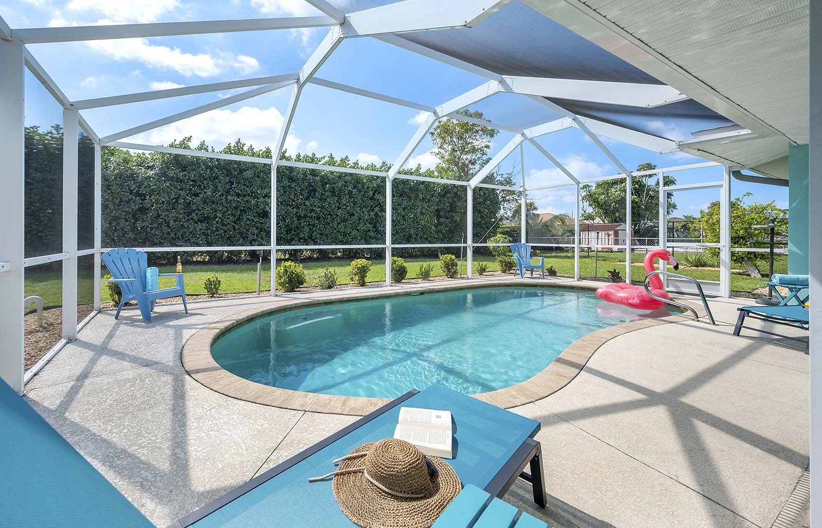 Beheizter Pool mit sonniger Südterrasse, Liegen und Grillbereich.