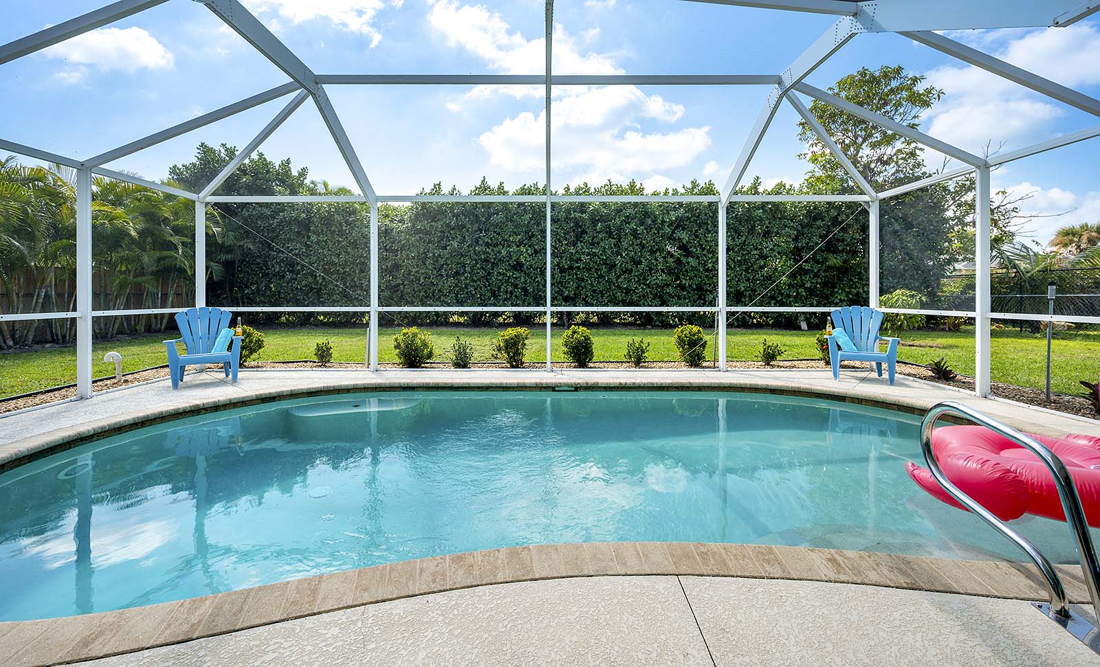 Beheizter Pool mit sonniger Terrasse und Grillbereich.