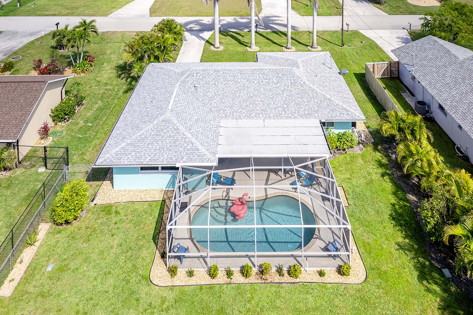 Beheizter Pool mit sonniger Terrasse und Grillbereich.