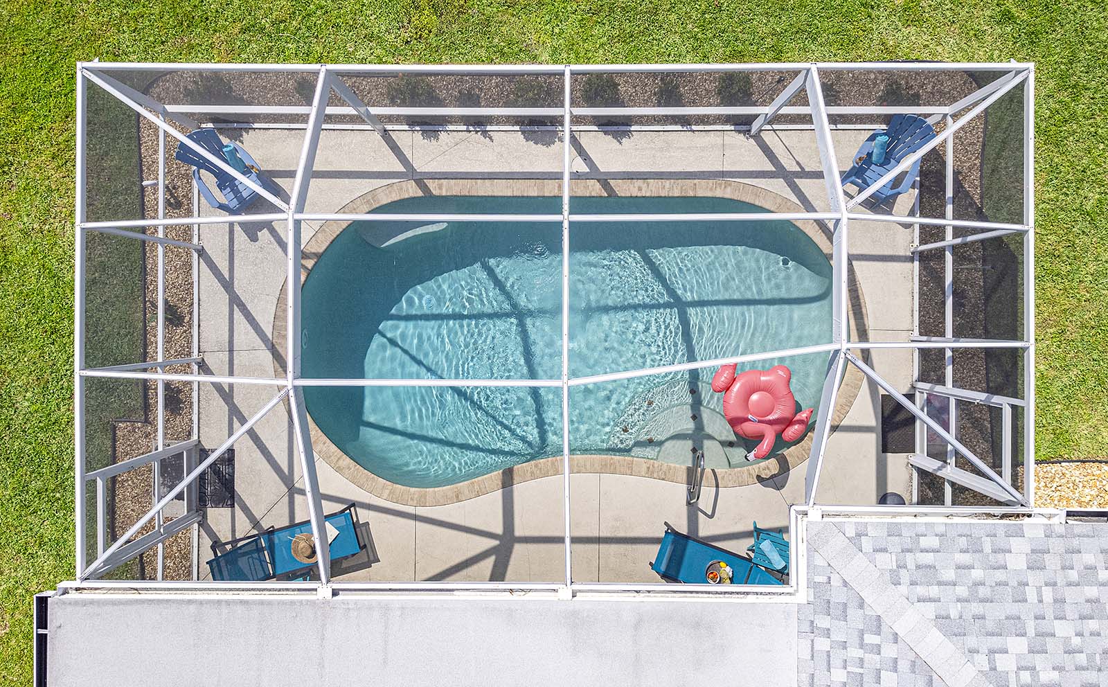 Sonnige Poolterrasse mit beheiztem Pool, Grill und Außenessplatz.