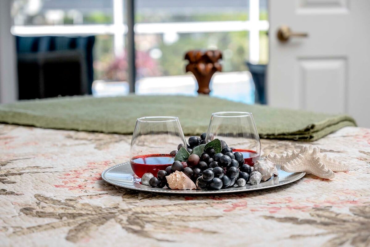 Beheizter Pool mit Sonnenliegen auf der überdachten Lanai.