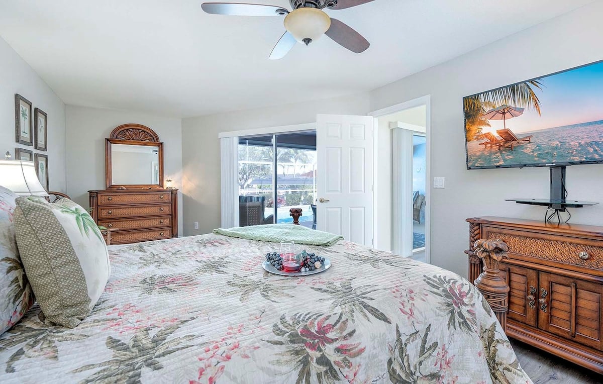 Beheizter Pool mit Sonnenliegen auf der überdachten Lanai.