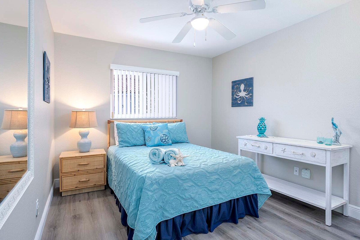 Beheizter Pool mit Sonnenliegen auf der überdachten Lanai am Kanal.