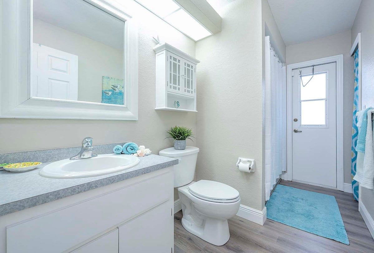 Beheizter Pool mit Sonnenliegen auf der überdachten Lanai am Kanal.