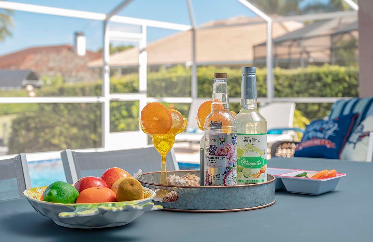 Beheizter Pool mit Sonnenliegen auf der überdachten Terrasse am Kanal.