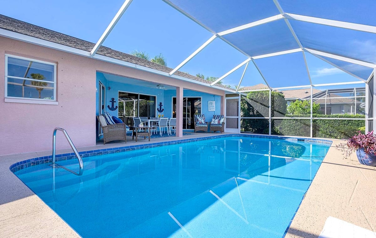 Beheizter Pool mit Sonnenliegen auf der überdachten Lanai am Kanal.