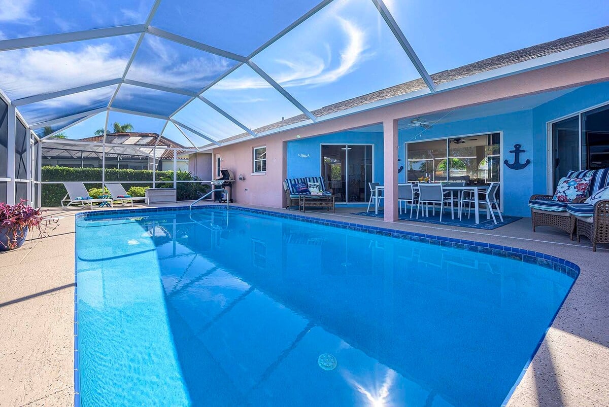 Beheizter Pool mit Sonnenliegen auf der überdachten Lanai am Kanal.