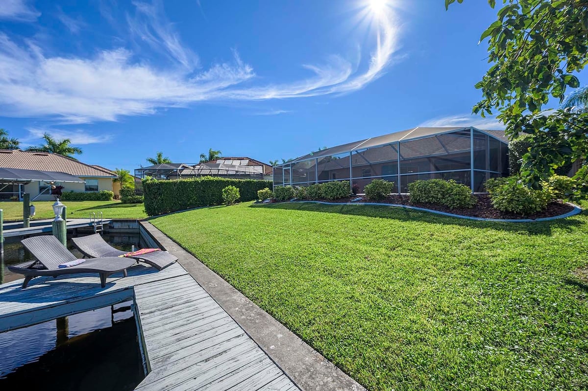 Beheizter Pool mit Sonnenliegen auf der überdachten Lanai am Kanal.