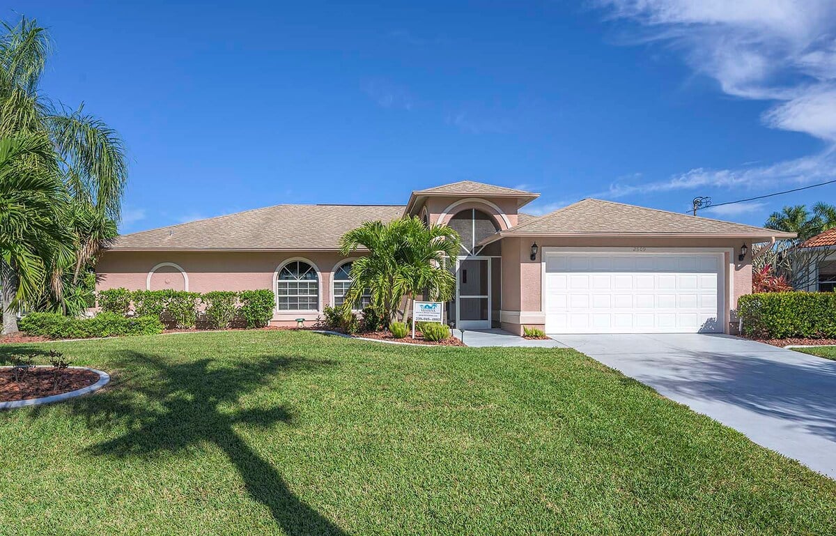Beheizter Pool mit Sonnenliegen auf der überdachten Lanai am Kanal.