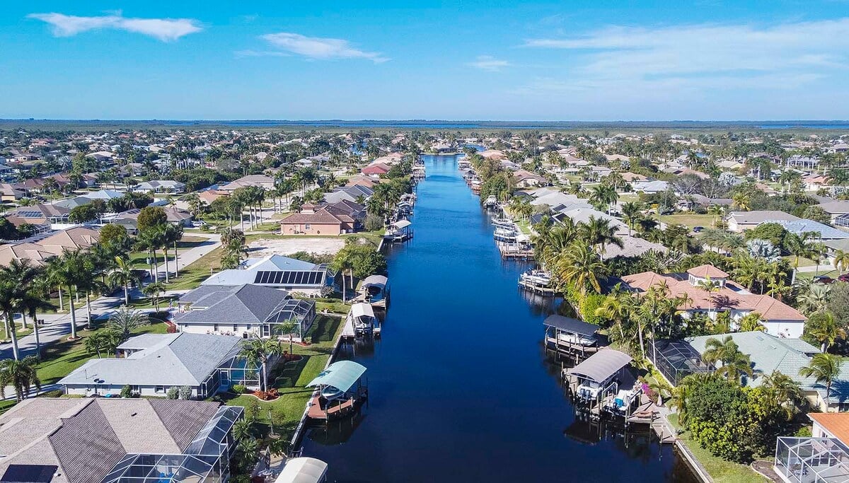 Beheizter Pool mit Sonnenliegen und überdachter Lanai am Kanal.