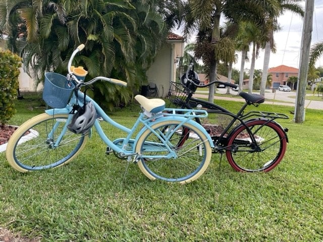 Beheizter Pool mit Sonnenliegen auf der überdachten Terrasse am Kanal.
