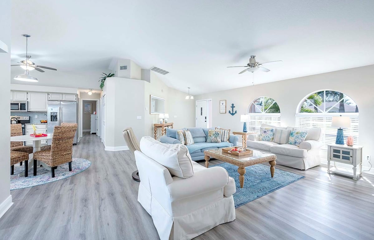 Beheizter Pool mit Sonnenliegen auf der überdachten Lanai am Kanal.