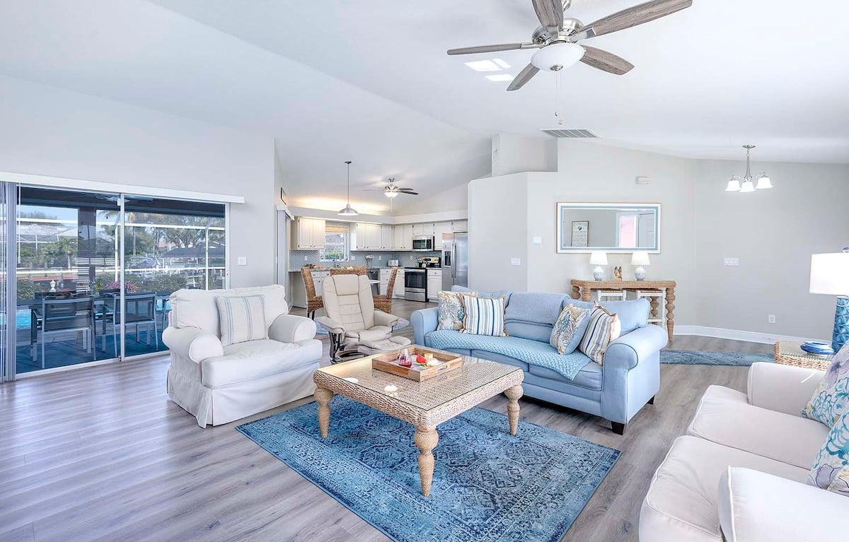 Beheizter Pool mit Sonnenliegen auf der überdachten Lanai am Kanal.