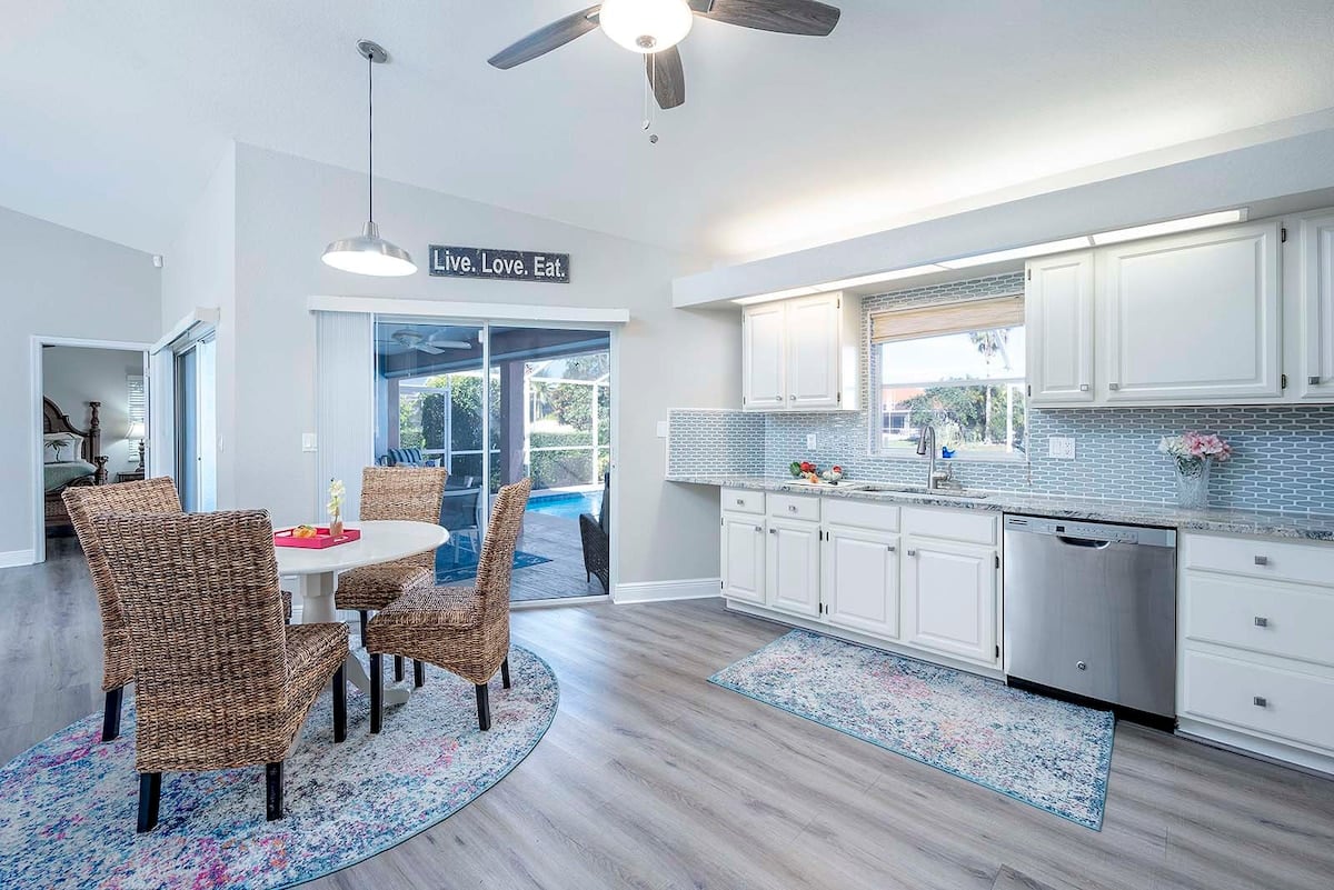 Beheizter Pool mit Sonnenliegen auf der überdachten Lanai am Kanal.