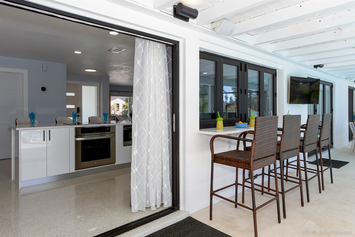 Beheizter Poolbereich mit Lanai und Blick auf den Kanal.