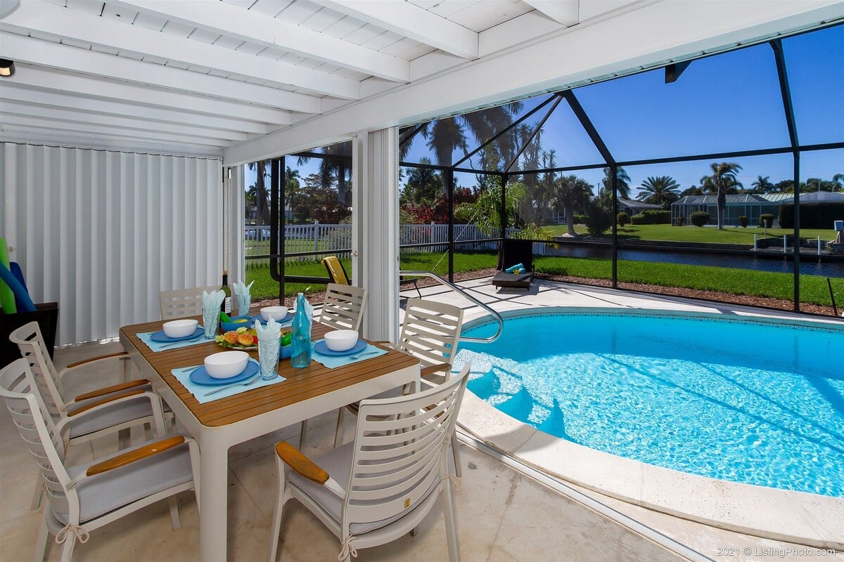 Beheizter Poolbereich mit Blick auf den Kanal und Bootsdock.