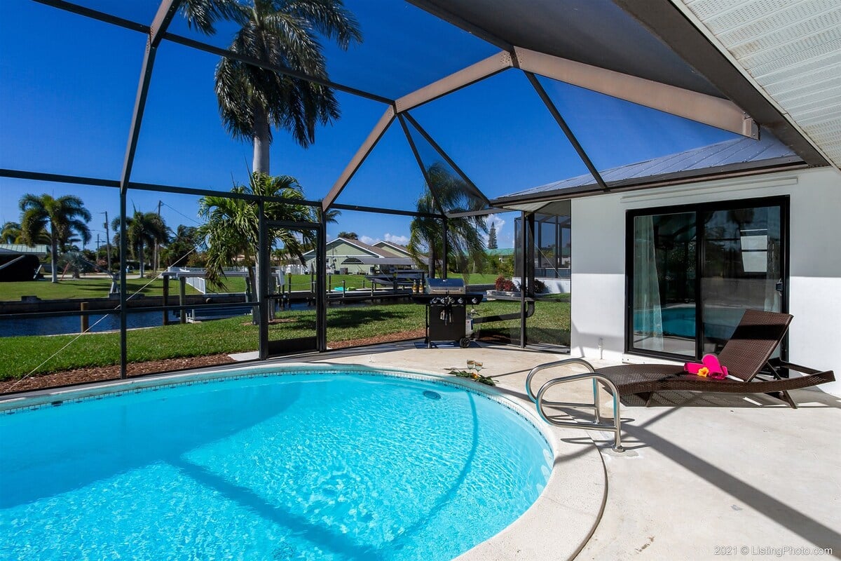 Beheizter Pool mit Blick auf den Kanal und Bootsdock.