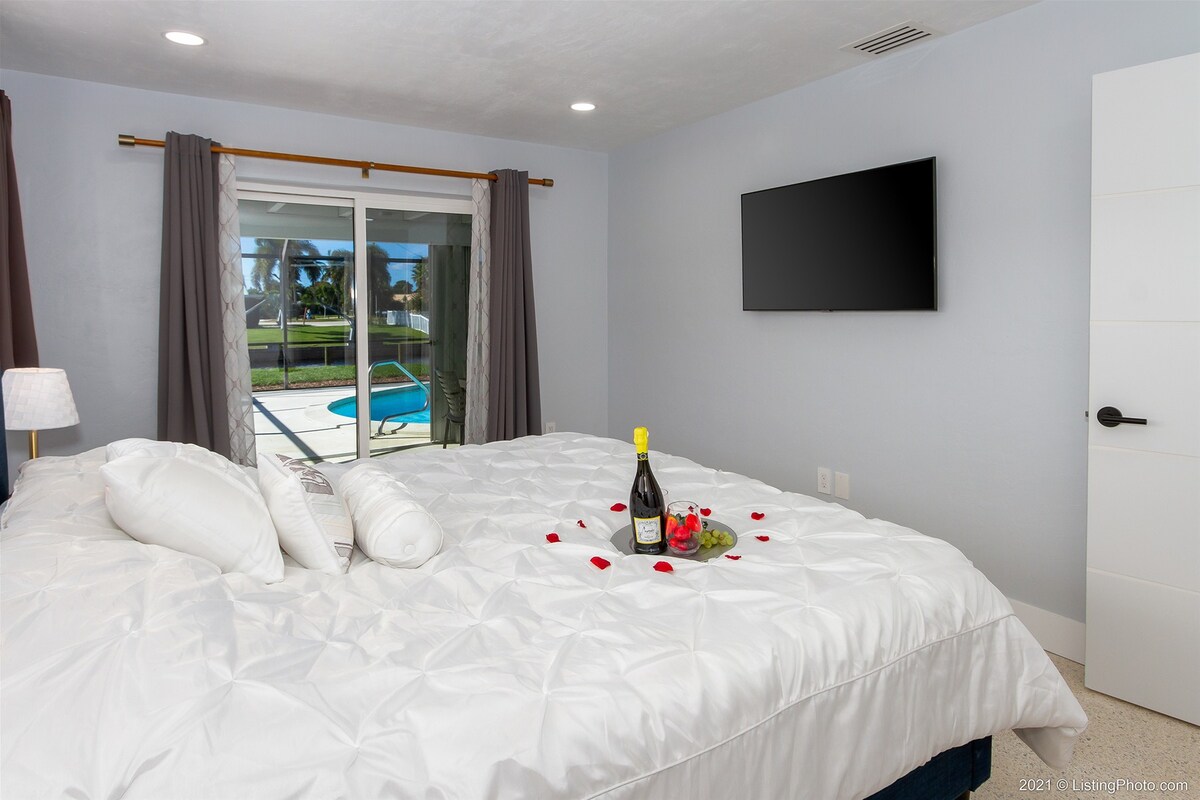 Beheizter Pool mit Blick auf den Kanal und Bootsdock mit Lift.