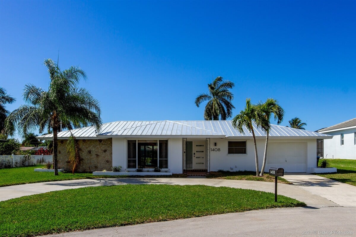 Beheizter Pool mit Blick auf den Kanal und Bootsdock mit Lift.
