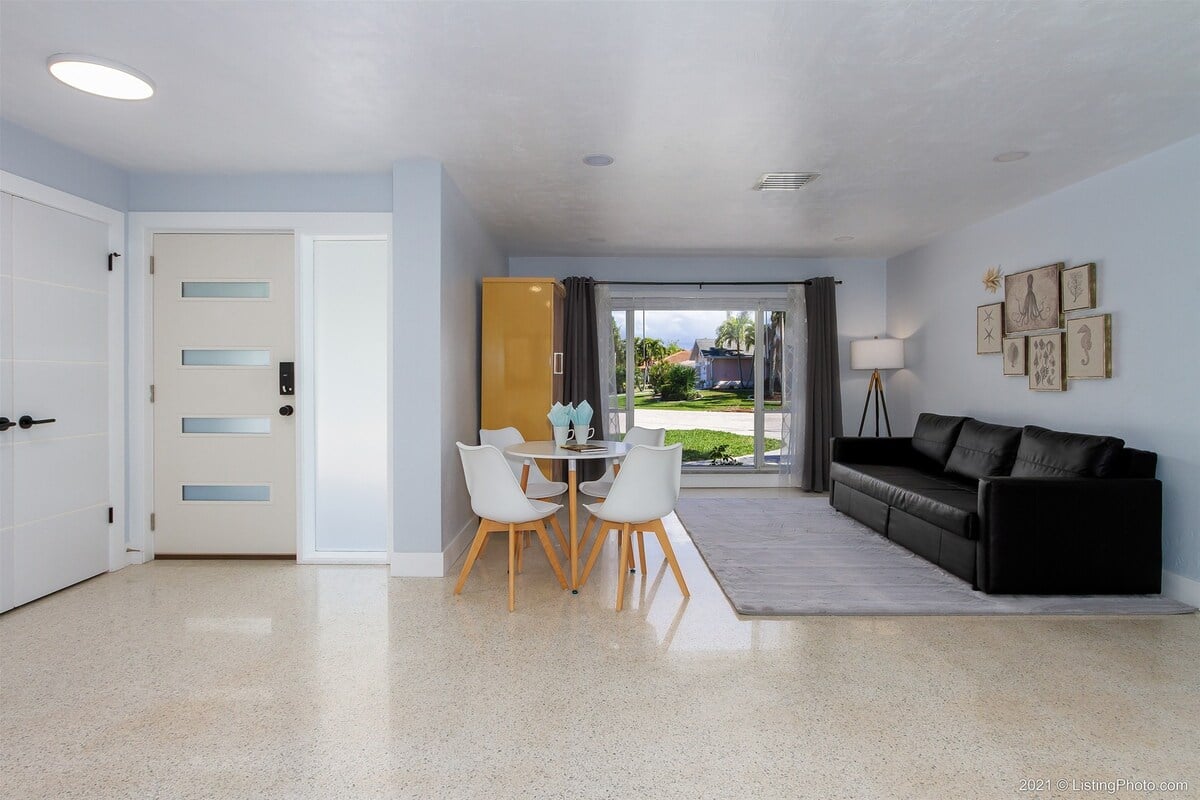 Beheizter Pool mit Blick auf den Kanal und Bootsdock.