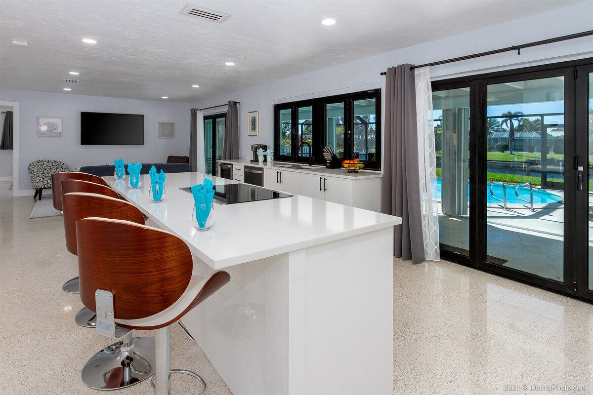 Beheizter Pool mit Blick auf den Kanal und Bootsdock.