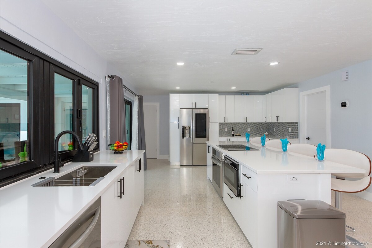 Beheizter Poolbereich mit Liegen und Blick auf den Kanal.