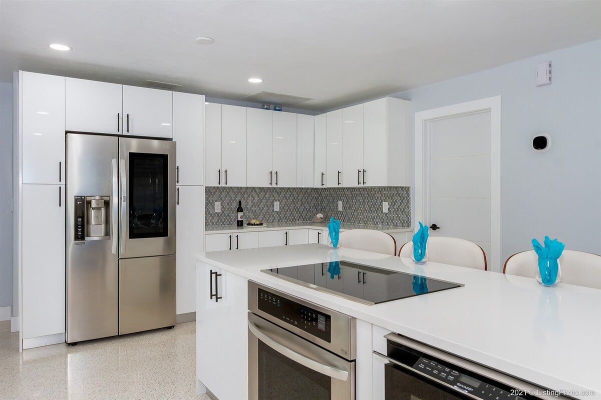 Beheizter Pool mit Blick auf den Kanal und Bootsdock.