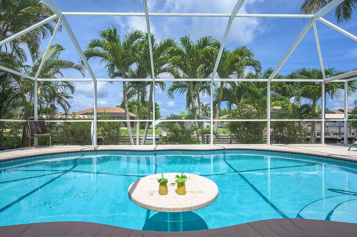 Außenansicht des Ferienhauses am Kanal mit Bootsdock und beheiztem Pool.