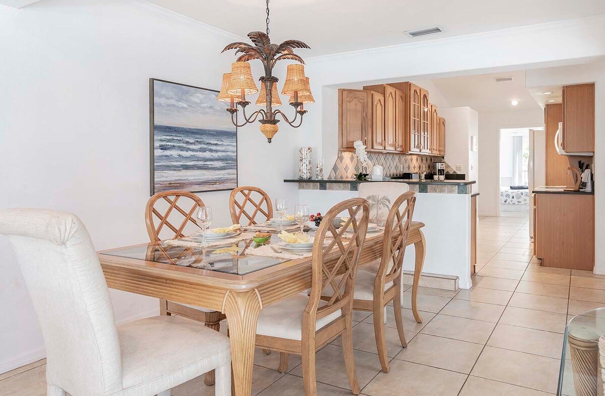 Beheizter Pool mit Sonnenliegen auf der Lanai.