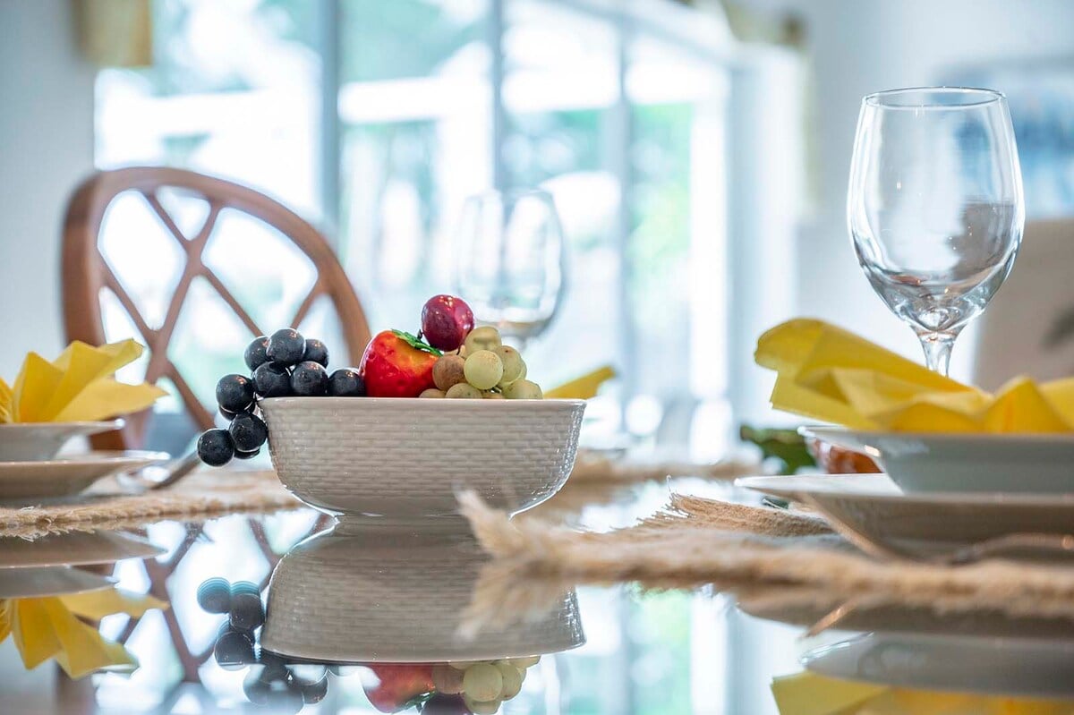 Beheizter Pool auf der Lanai mit Sitzbereich und Blick auf den Kanal.