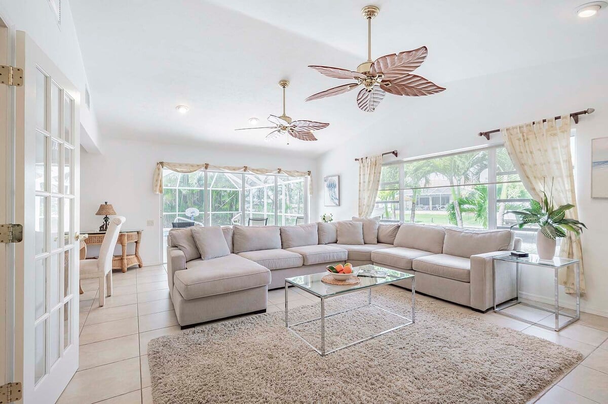 Beheizter Pool auf der Lanai mit Blick auf den Kanal.