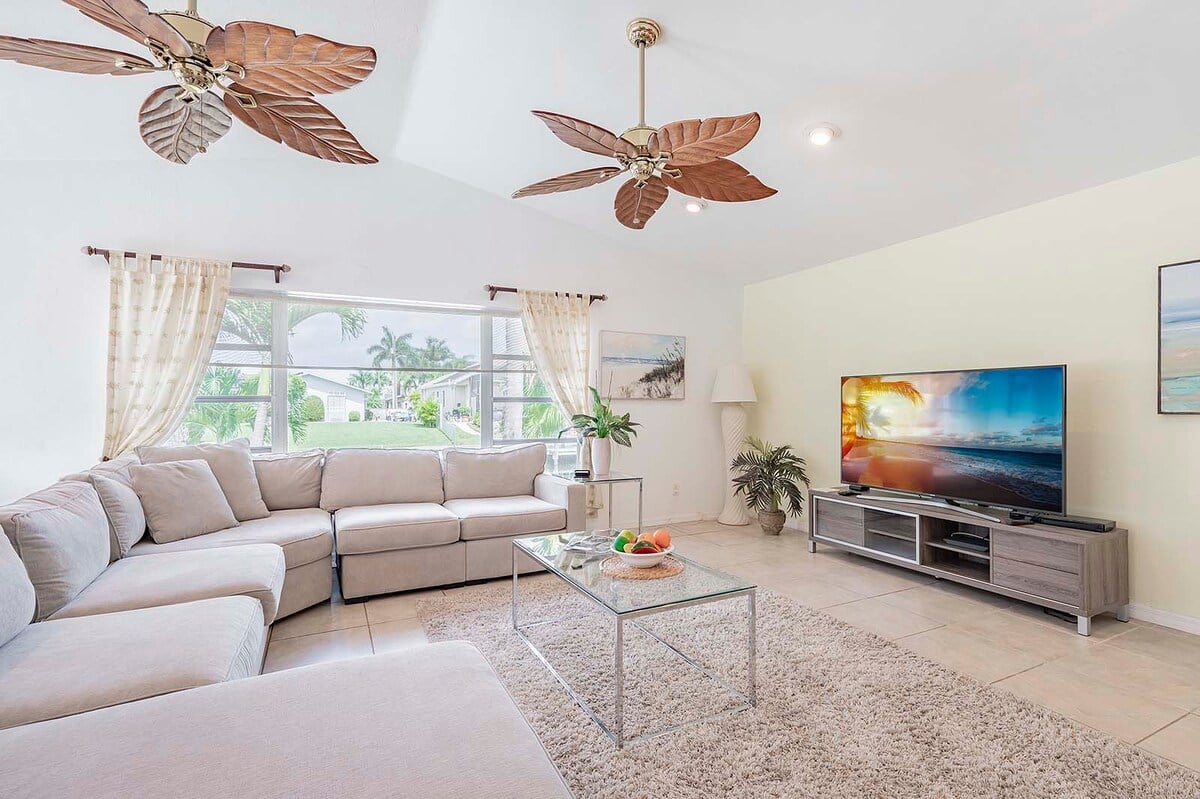 Beheizter Pool auf der Lanai mit Blick auf den Kanal und Bootsdock.