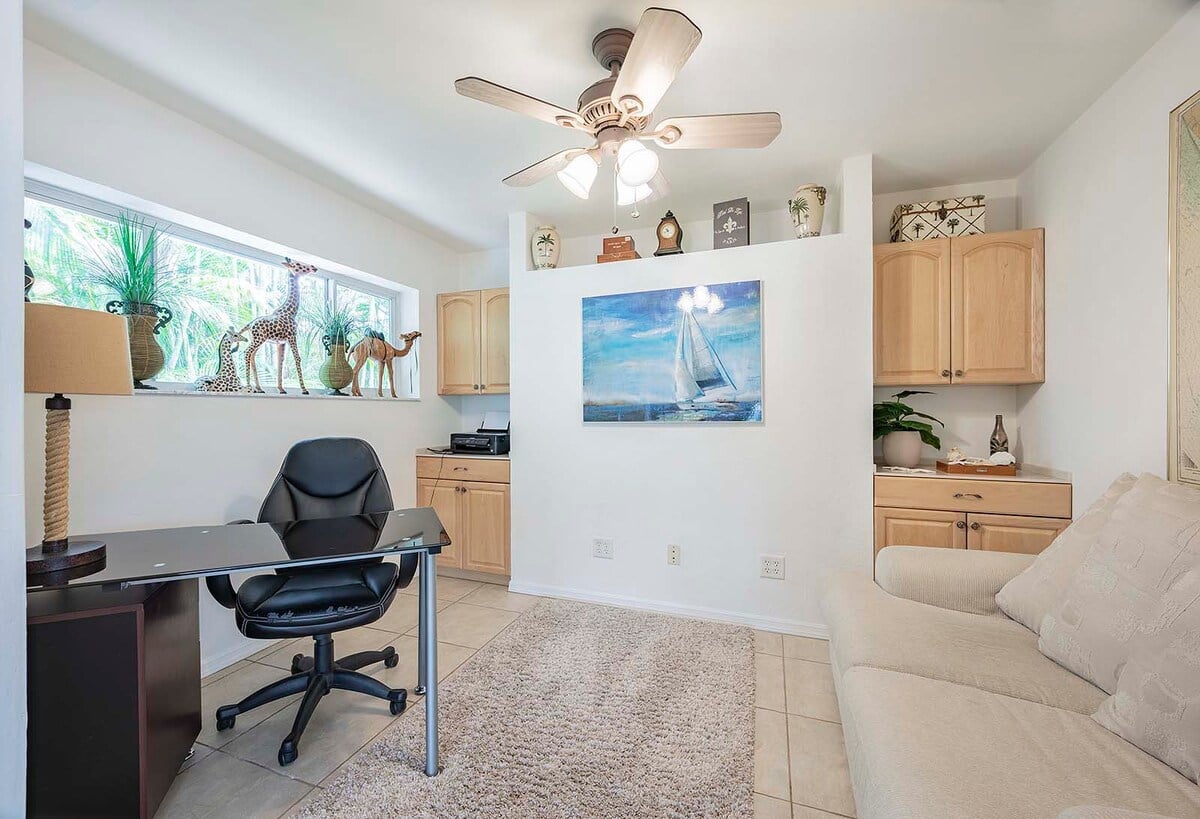 Beheizter Pool auf der Lanai mit Blick auf den Kanal und Bootsdock.