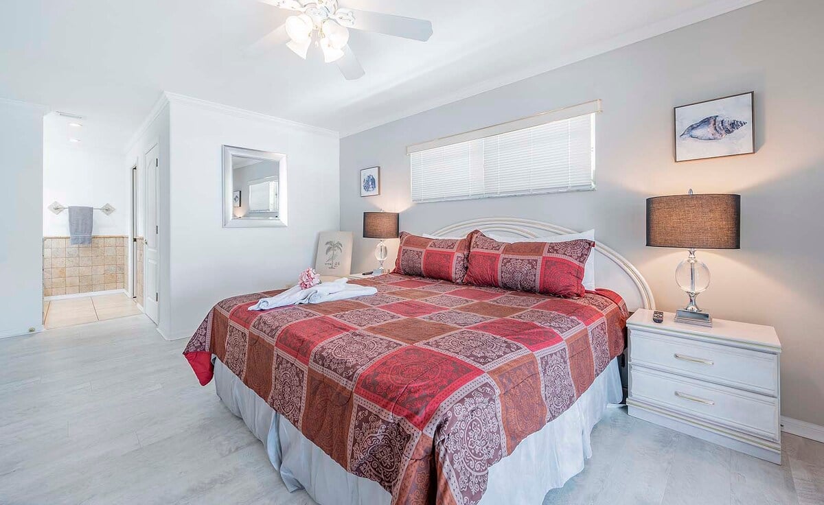 Beheizter Poolbereich mit Sonnenliegen auf der Lanai.