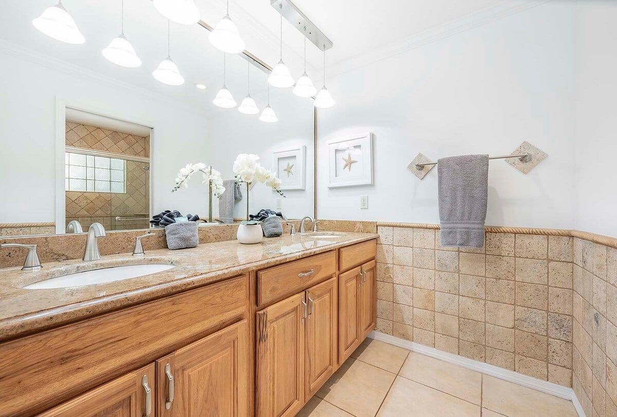 Beheizter Pool auf der Lanai mit Blick auf den Kanal und Bootsdock.