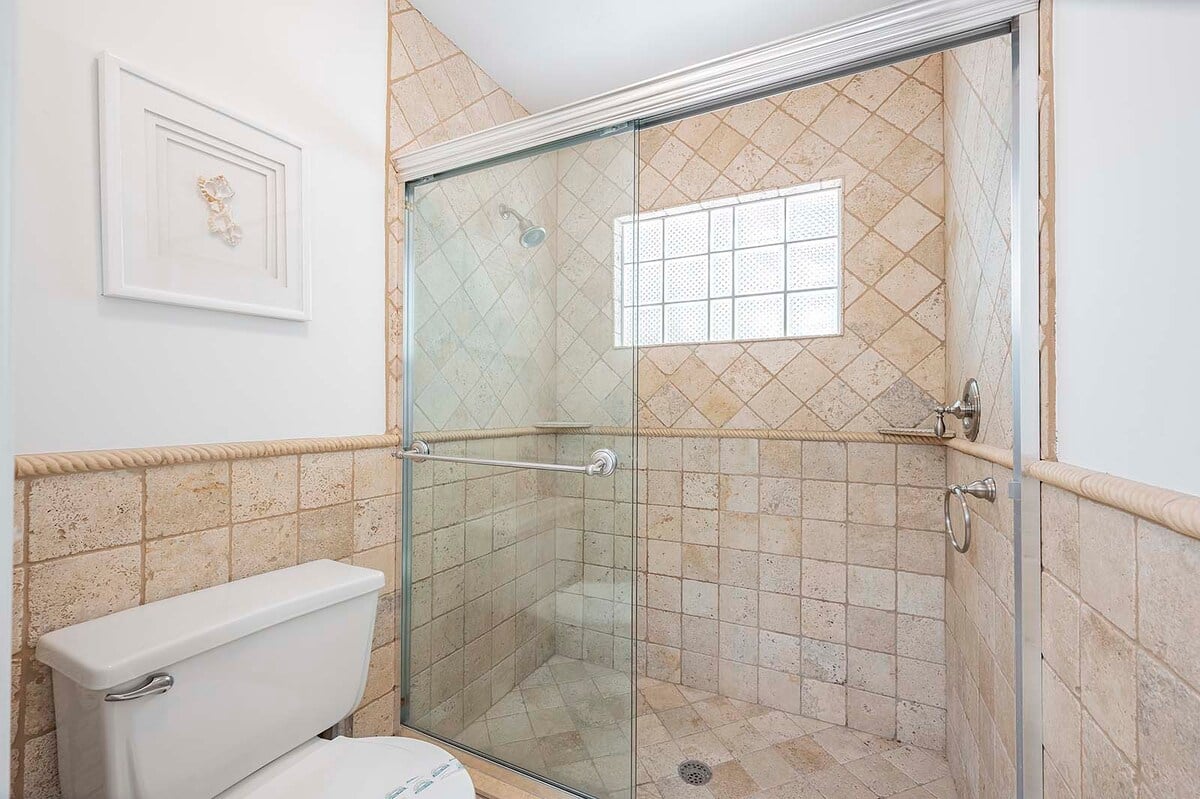 Beheizter Pool mit Liegen auf der Lanai am Kanal.