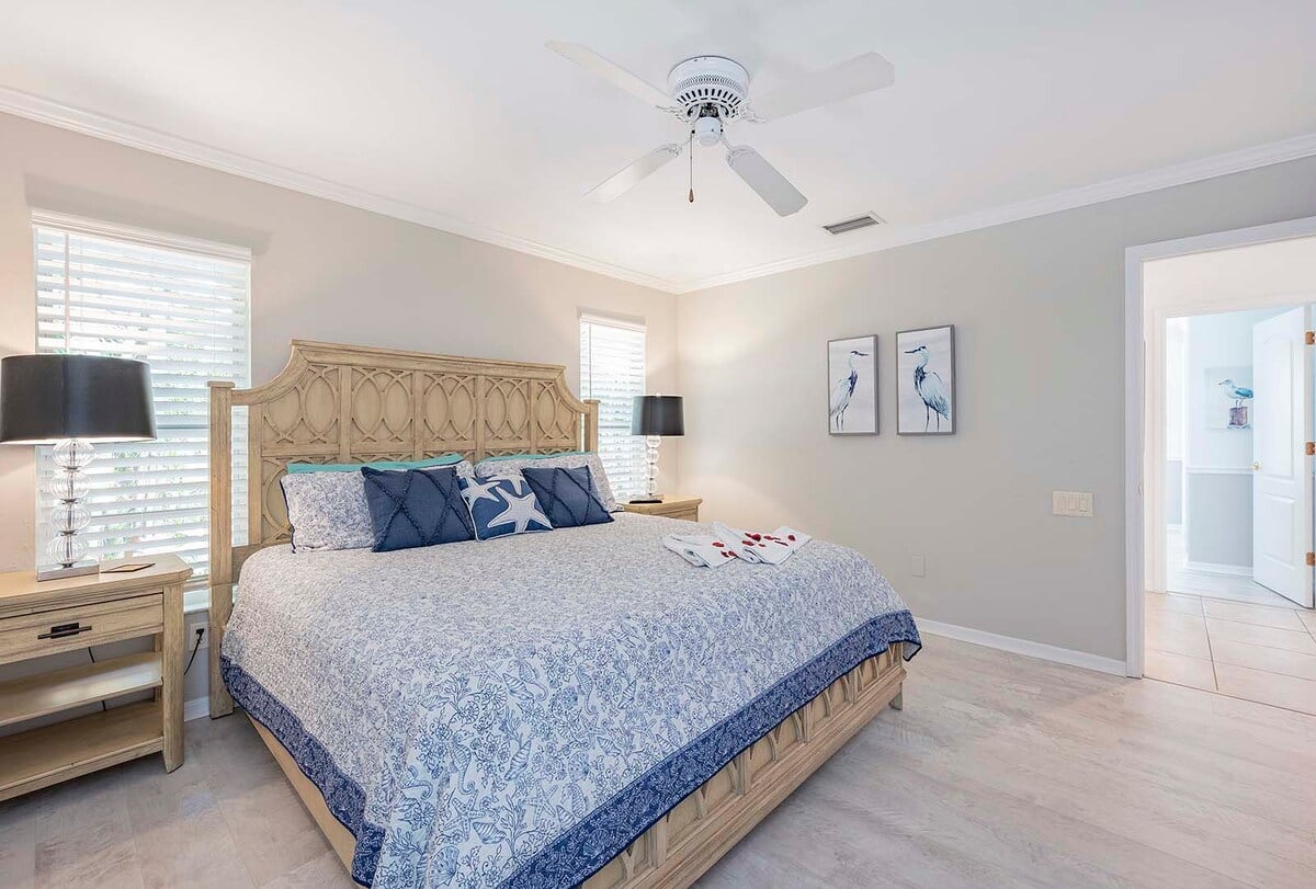 Beheizter Pool mit Liegen auf der Lanai am Kanal.