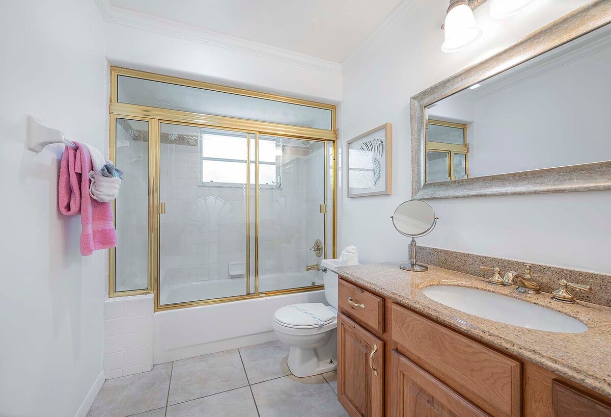 Beheizter Pool auf der Lanai mit Blick auf den Kanal und Bootsdock.