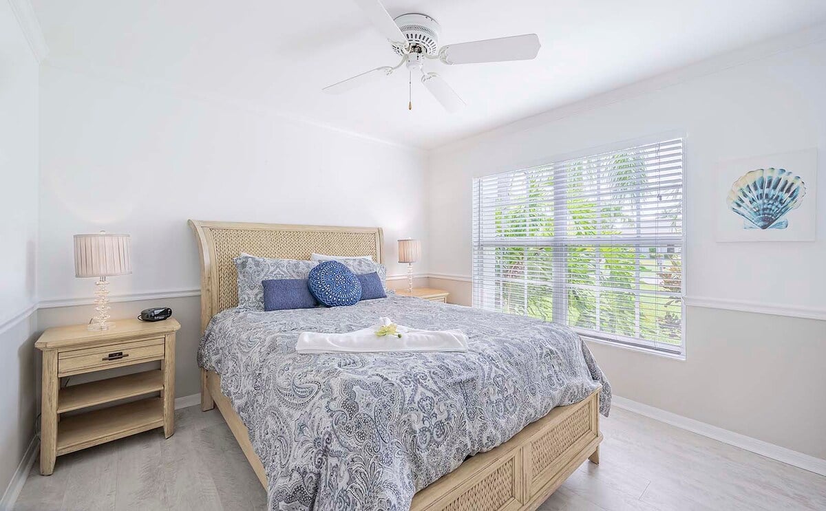 Beheizter Pool mit Liegen auf der Lanai am Kanal.