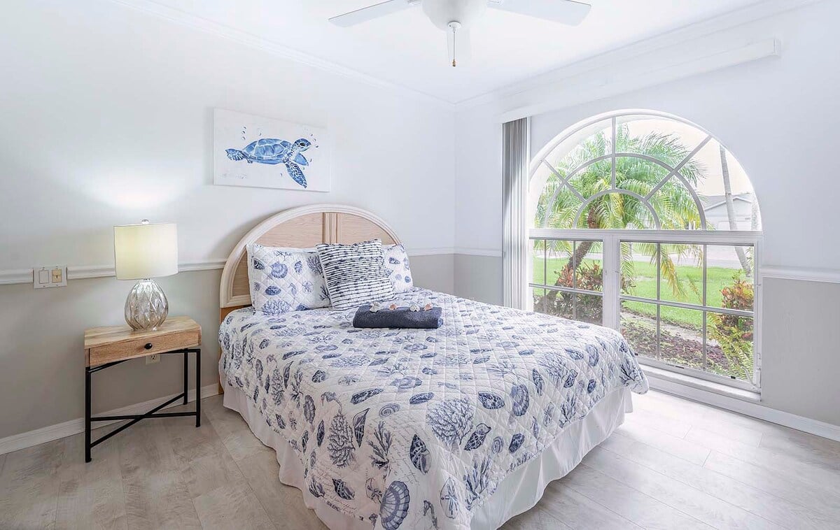 Beheizter Pool mit Sonnenliegen auf der Lanai am Kanal.