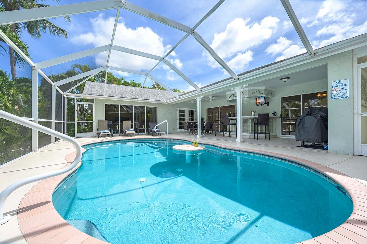 Beheizter Pool auf der Lanai mit Blick auf den Kanal und Bootsdock.