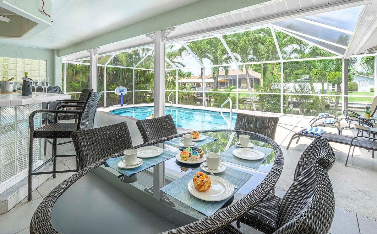 Beheizter Pool auf der Lanai mit Blick auf den Kanal und Bootsdock.