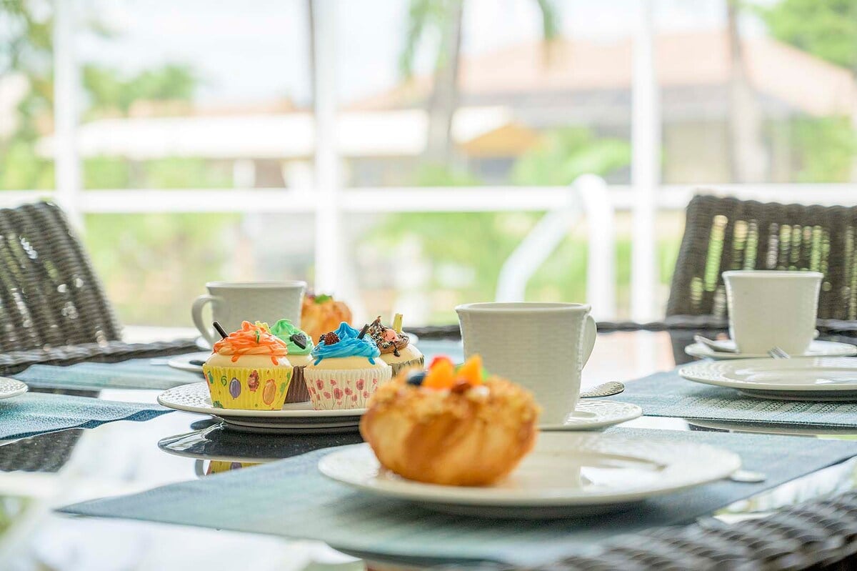 Beheizter Pool auf der Lanai mit Blick auf den Kanal und Bootsdock.